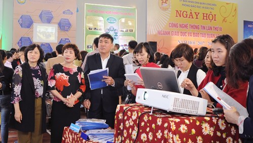 Tưng bừng ngày hội công nghệ thông tin ngành GD&ĐT quận Long Biên